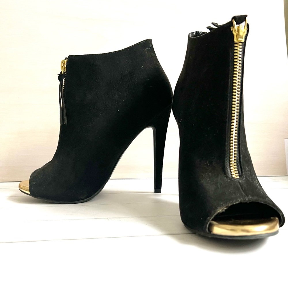 Mossimo peep toe suede heels-black and gold- 4.5 inch heel-NWOT-size 6
